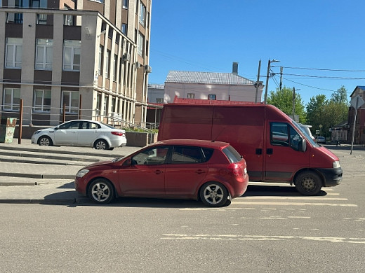 Ивановские автолюбители паркуются на зебре на Крутицкой